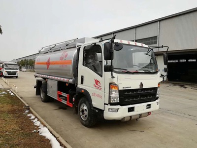 西安重汽豪沃10噸油罐車 10.5方加油車配朝柴10檔變速箱，高效運輸水泥行業新選擇