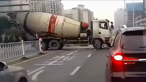 任性變道惹禍端，后車司機苦不堪言