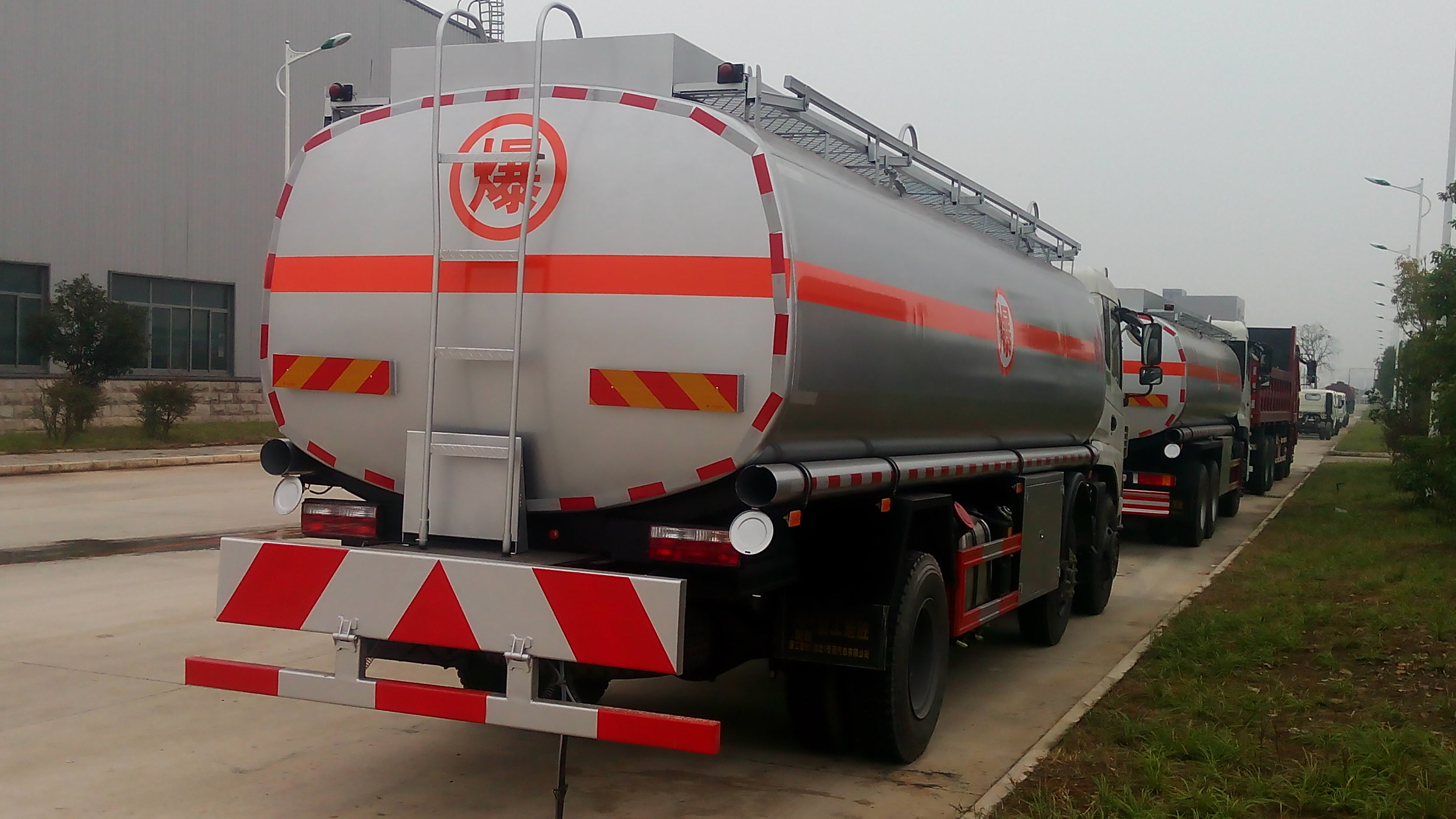 油罐車選購指南 專用汽車領(lǐng)域的核心裝備