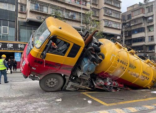 突發！貴陽玉廠路路面塌陷，一罐車后輪深陷，救援及時展開